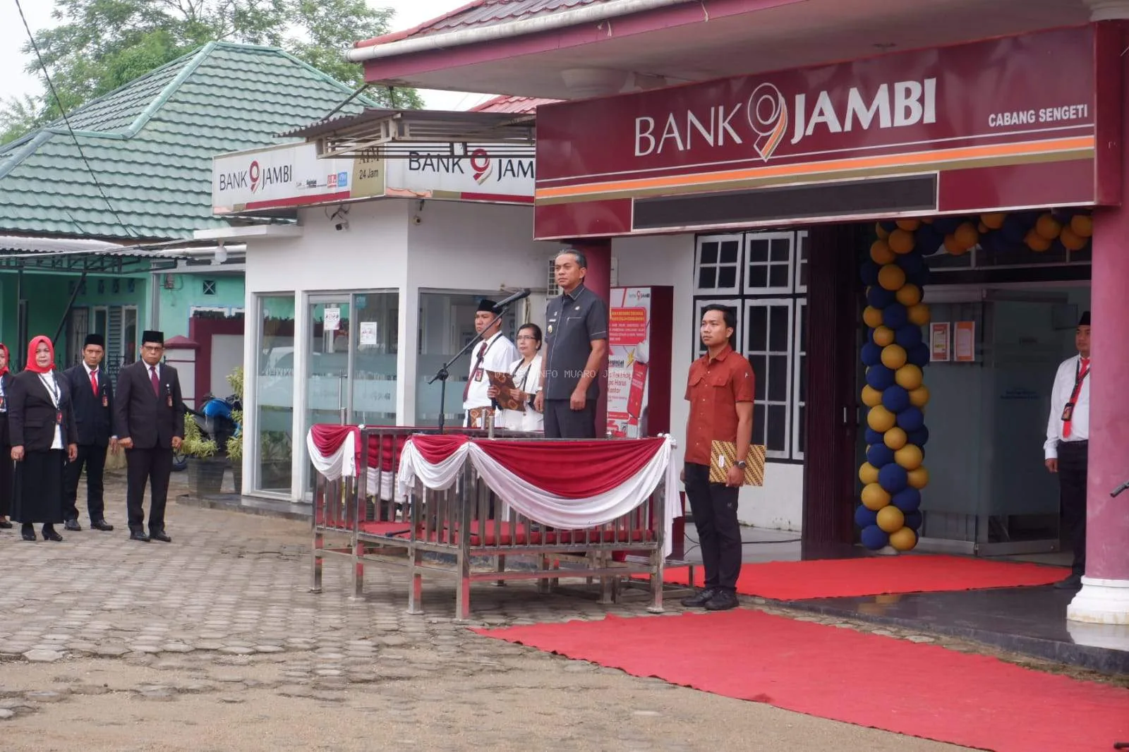 Wakil Bupati Muaro Jambi, Junaidi Mahir bertindak sebagai inspektur upacara dalam peringatan Hari Ulang Tahun (HUT) Bank Jambi ke-63 yang digelar di halaman Bank 9 Jambi Cabang Sengeti. ( Dok Diskominfo ).