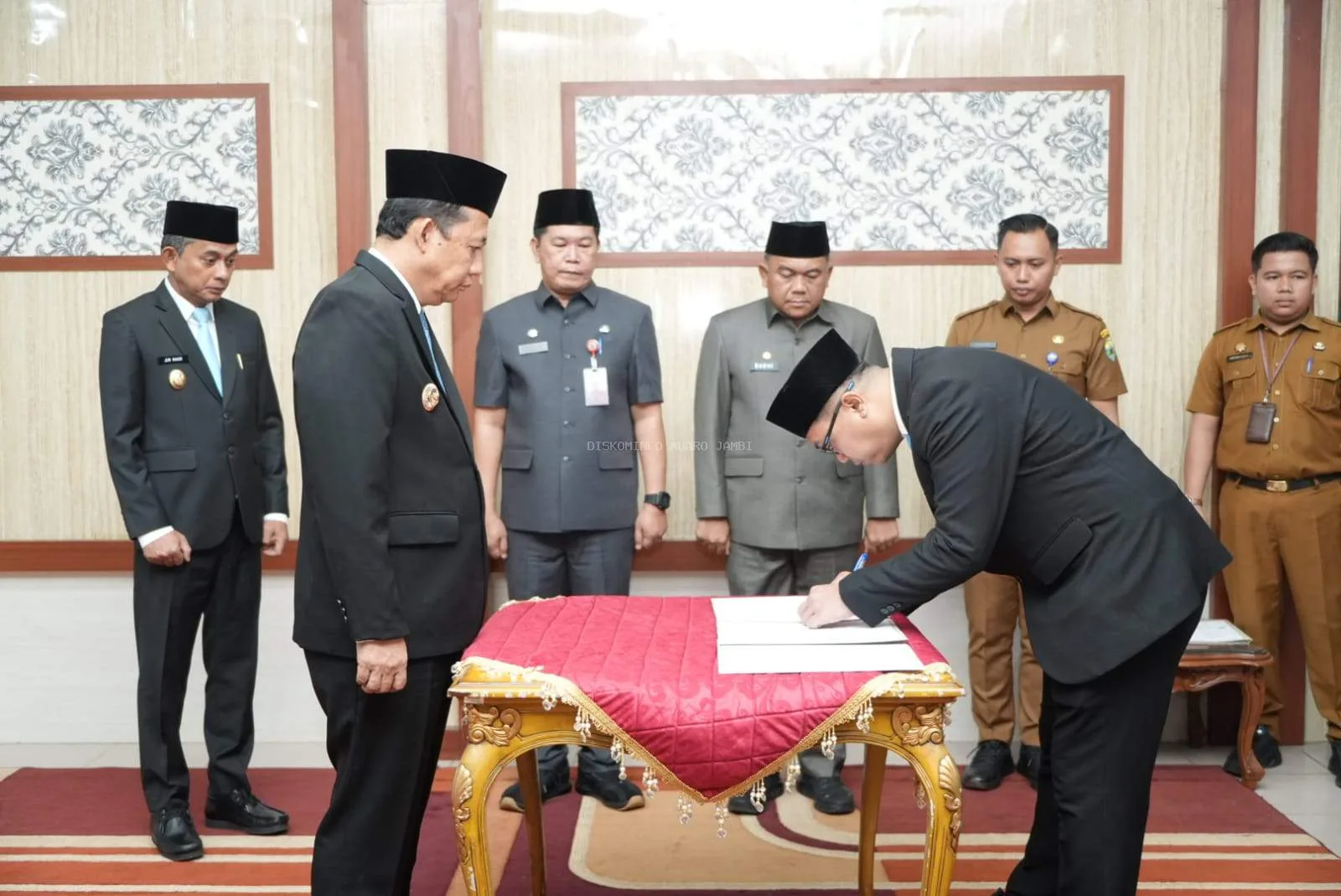Pelantikan dan pengambilan sumpah jabatan tersebut dipimpin langsung oleh Bupati Muaro Jambi Dr. Bambang Bayu Suseno didampingi Wakil Bupati Junaidi Mahir, bertempat di Aula Rumah Dinas Bupati Muaro Jambi, Bukit Cinto Kenang. ( Dok Redaksi ).