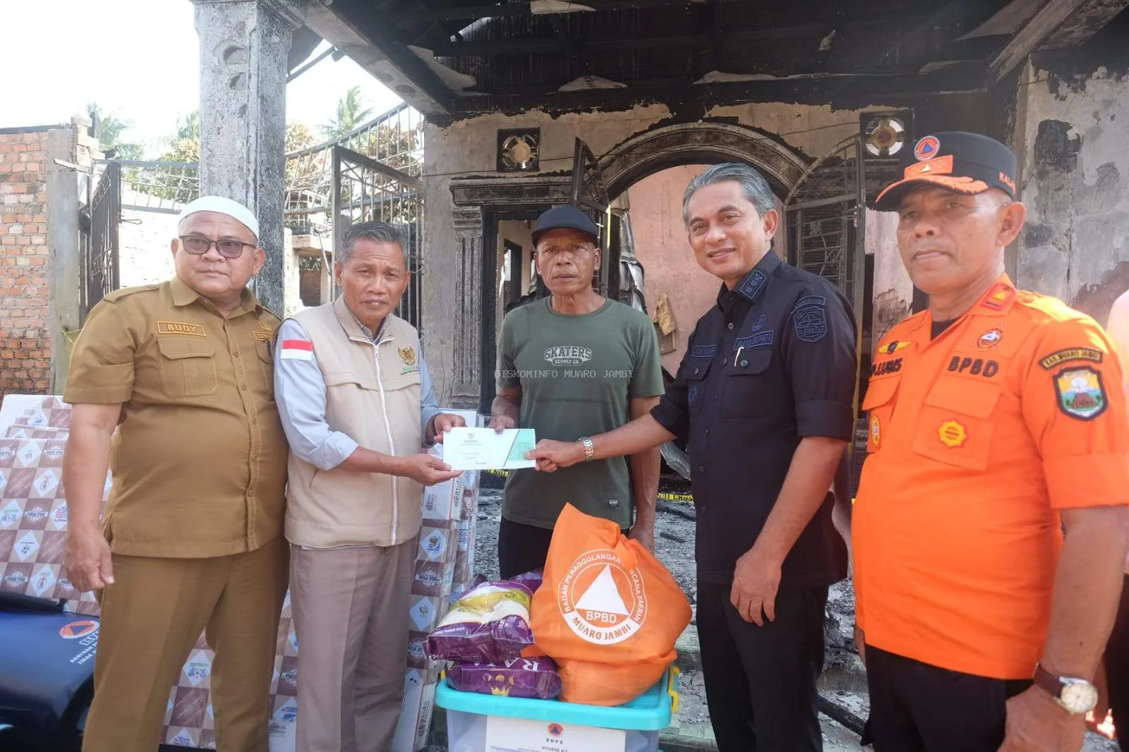 Pemerintah Kabupaten Muaro Jambi menunjukkan respons cepat dan kepedulian sosial terhadap warganya yang tertimpa musibah kebakaran, di Desa Kasang Pudak ( Dok Diskominfo ).