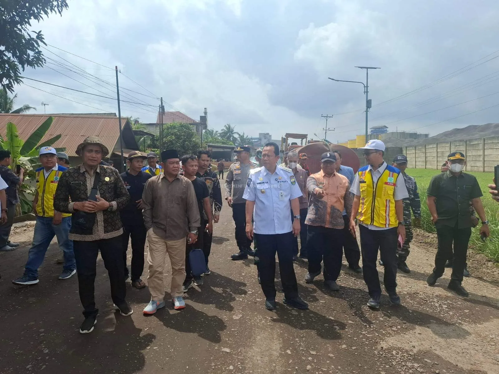 Komitmen Pemerintah Kabupaten Muaro Jambi dalam memperbaiki infrastruktur dasar kembali ditunjukkan melalui peninjauan langsung pembangunan jalan di Desa Talang Duku, Kecamatan Taman Rajo. ( Dok Diskominfo).