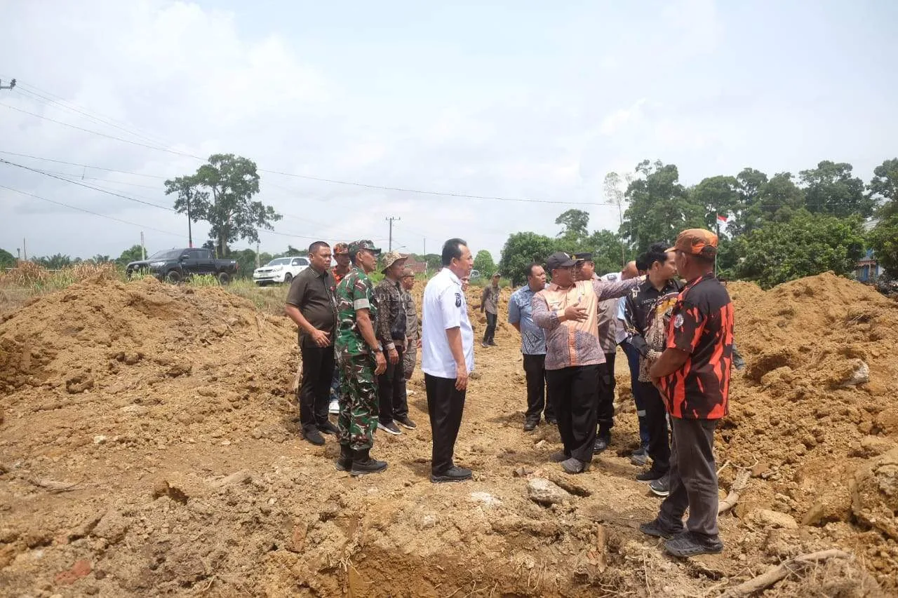 Bupati Muaro Jambi Dr BBS Meninjau Langsung Rencana Pembangunan Gerai Koperasi Merah Putih di Kecamatan Taman Rajo ( dok Diskominfo).