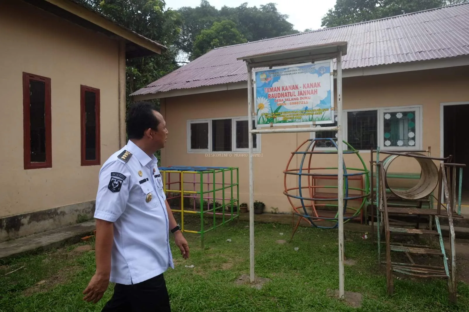 Bupati Muaro Jambi Dr.BBS meninjau langsung pasilitas PAUD di Desa Talang Duku ( Dok Diskominfo) .