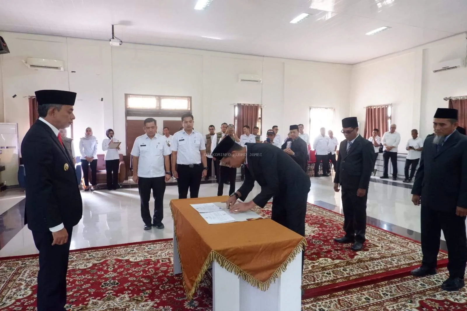 Wakil Bupati Kabupaten Muaro Jambi, Junaidi Mahir, melantik dan mengambil sumpah jabatan empat pejabat administrator dan pengawas di lingkungan Pemerintah Kabupaten Muaro Jambi,