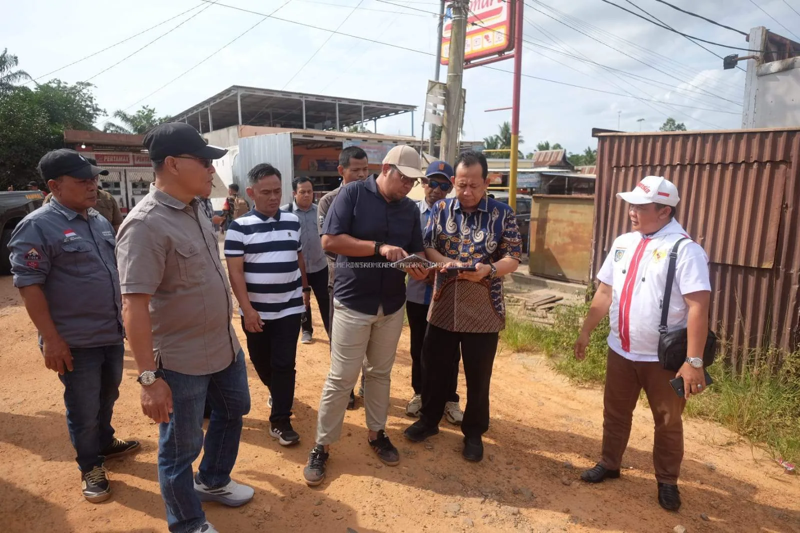 Dr. Bambang Bayu Suseno, melakukan peninjauan langsung ke lokasi rencana pembangunan jalan Simpang Tiga Petaling di Desa Petaling, Kecamatan Sungai Gelam (dok Diskominfo)