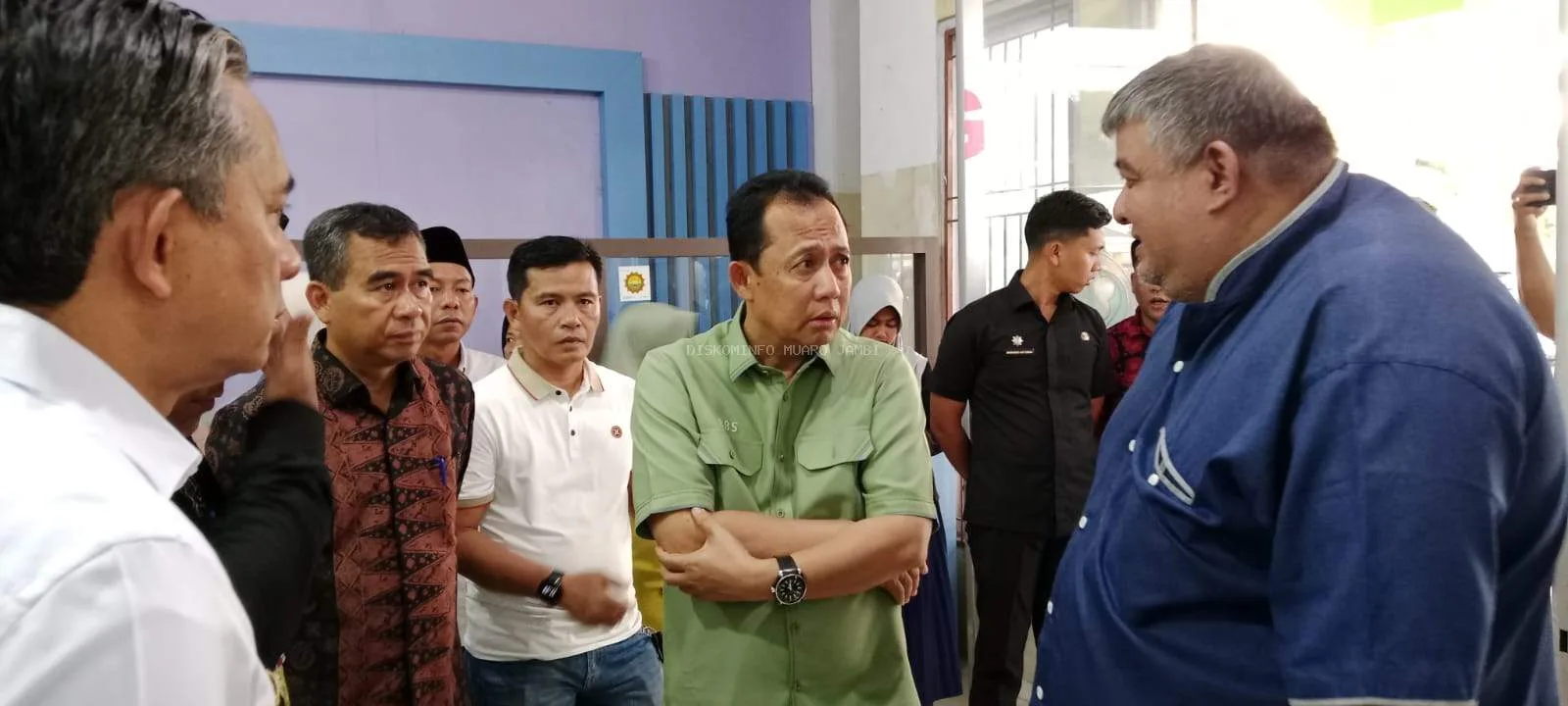 Bupati Muaro Jambi Dr.BBS meninjau langsung kasus Keracunan Murid di RSUD Ahmad RIPIN, Sengeti ( Photo Diskominfo ).