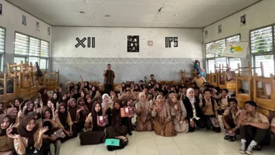 Anggota DPRD Kabupaten Muaro Jambi dari Fraksi Gerindra, Hj. Ade Erma Suryani, ST., SM., MM., CSEM., CPSP., CLMA, menegaskan pentingnya pendidikan tinggi sebagai kunci peningkatan kualitas sumber daya manusia di daerah.