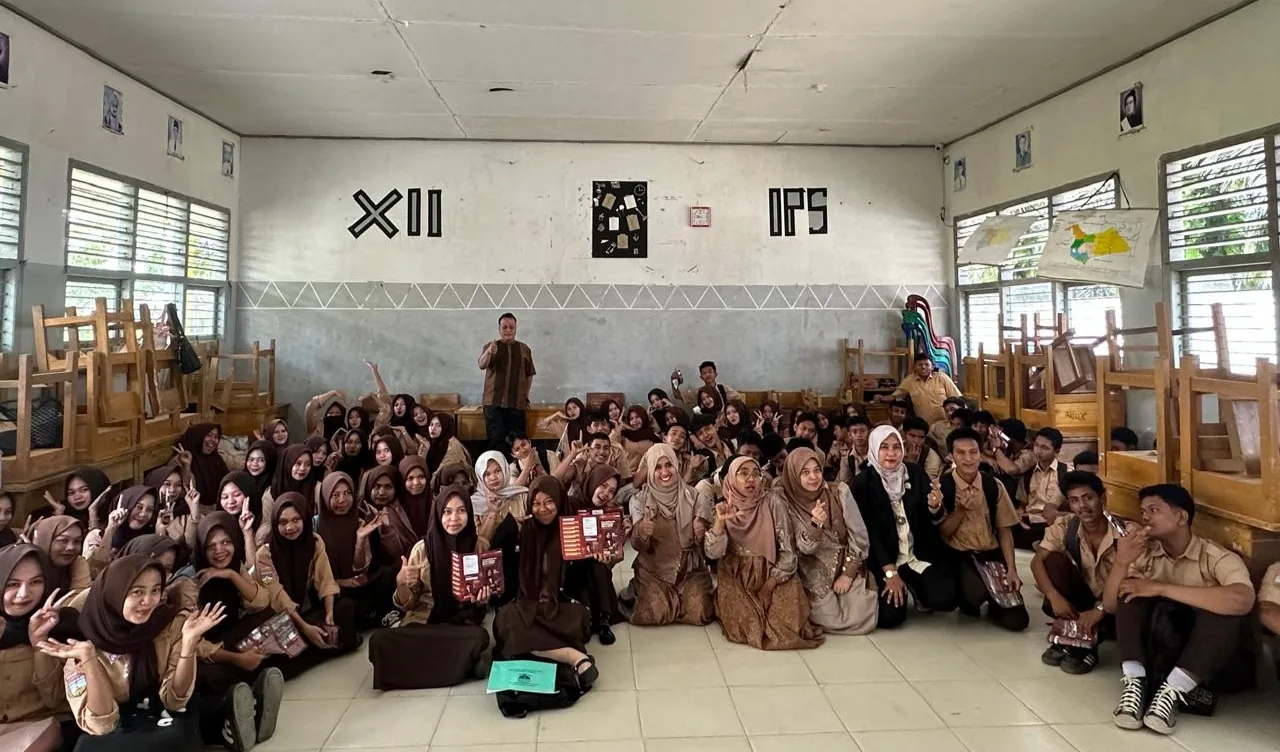 Anggota DPRD Kabupaten Muaro Jambi dari Fraksi Gerindra, Hj. Ade Erma Suryani, ST., SM., MM., CSEM., CPSP., CLMA, menegaskan pentingnya pendidikan tinggi sebagai kunci peningkatan kualitas sumber daya manusia di daerah.