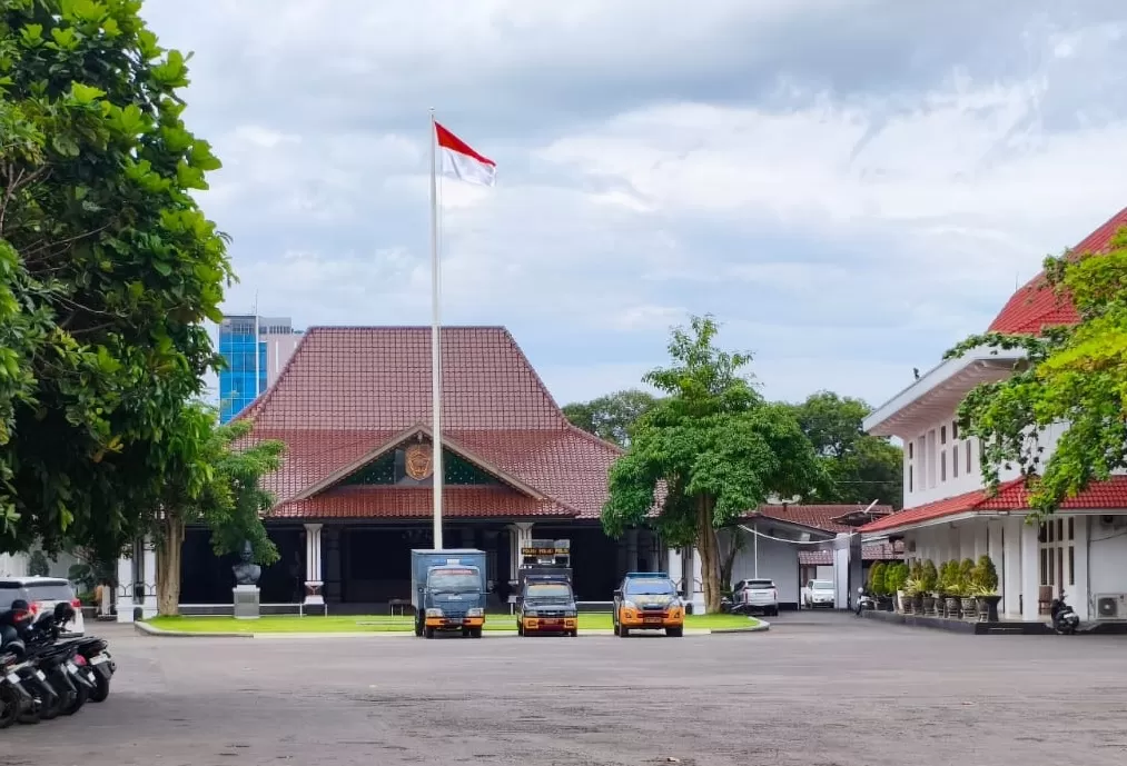 Fenomena calon perangkat desa di Kabupaten Pati, Jawa Tengah, yang rela mengeluarkan uang ratusan juta rupiah demi mendapatkan jabatan, kembali menyita perhatian publik.