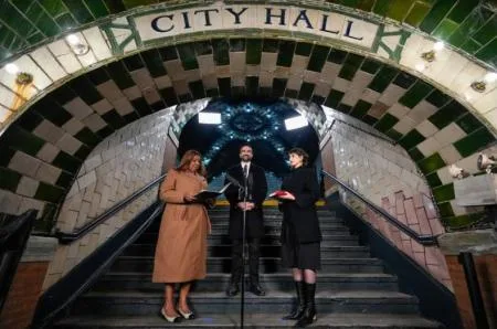 Zohran Mamdani dilantik menjadi Walikota New York di stasiun kereta bawah tanah tua Old City Hall, ( Dok Photo Media Internasional ).