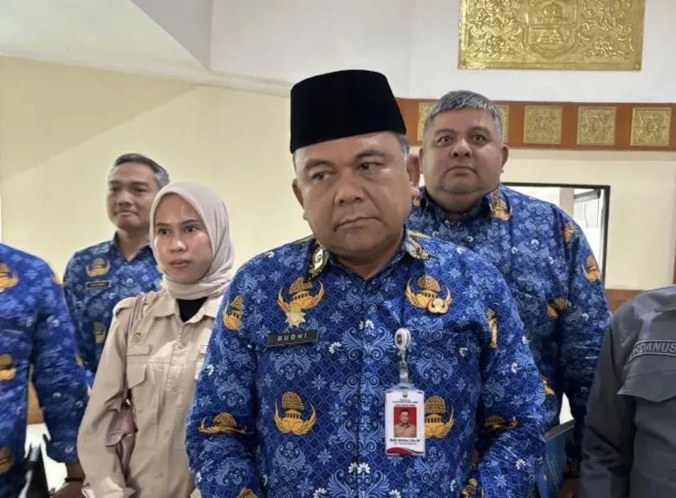 Sekda Muaro Jambi H.Budhi Hartono saat diwawancarai para awak media terkait hasil temuan penyebab keracunan massal MBG di Kecamatan Sekernan