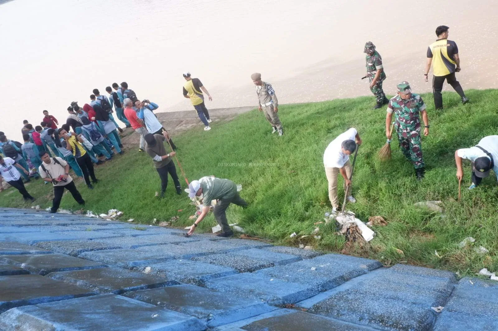 Wakil Bupati Muaro Jambi, Junaidi Mahir, memimpin langsung kegiatan gotong royong pembersihan Pasar Sengeti dan Daerah Aliran Sungai (DAS) Batanghari ( dok Diskominfo) .
