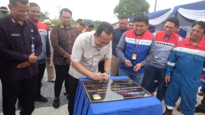 Bupati Muaro Jambi, Dr. Bambang Bayu Suseno, meresmikan Jembatan Beton Camp Topo yang berlokasi di Desa Sungai Gelam,