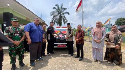 Pemerintah Kabupaten Muaro Jambi melalui Dinas Kesehatan menyerahkan empat unit mobil ambulans untuk mendukung peningkatan layanan kesehatan masyarakat. ( Dok Diskominfo ).