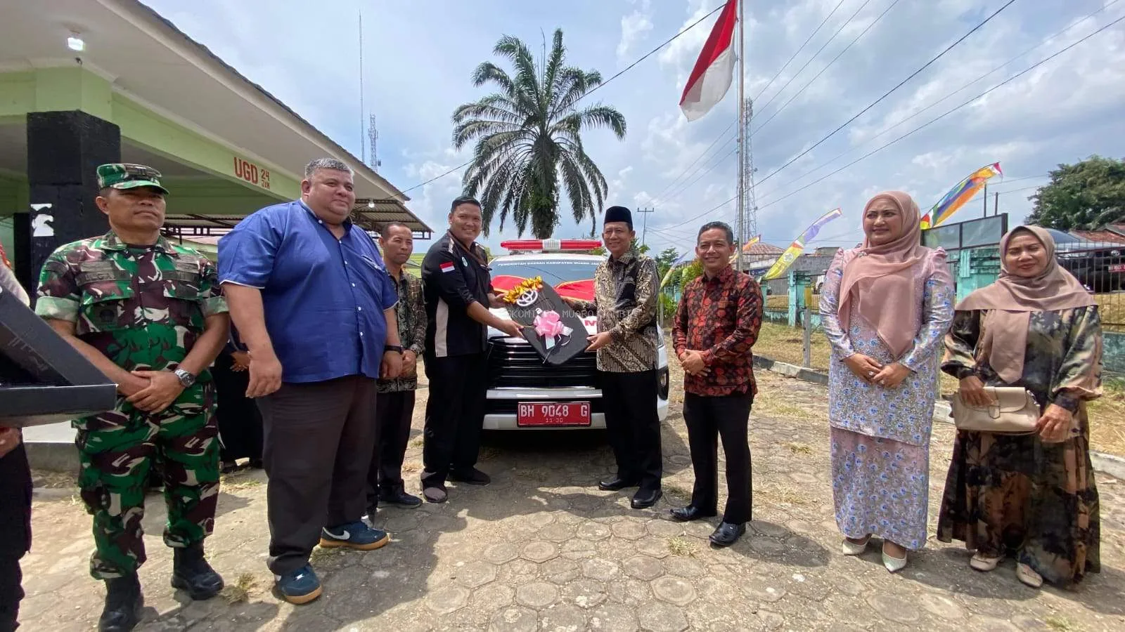 Pemerintah Kabupaten Muaro Jambi melalui Dinas Kesehatan menyerahkan empat unit mobil ambulans untuk mendukung peningkatan layanan kesehatan masyarakat. ( Dok Diskominfo ).