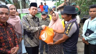 >Dr. Bambang Bayu Suseno, S.P., M.M., M.Si, menyalurkan bantuan kepada Harun, warga RT 03 Desa Tanjung Ulu, Kecamatan Kumpeh Ilir, ( Dok Diskominfo ).
