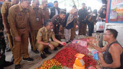 Wakil Bupati Muaro Jambi, Junaidi Mahir, melakukan inspeksi mendadak (sidak) ke Pasar Sengeti, Kecamatan Sekernan