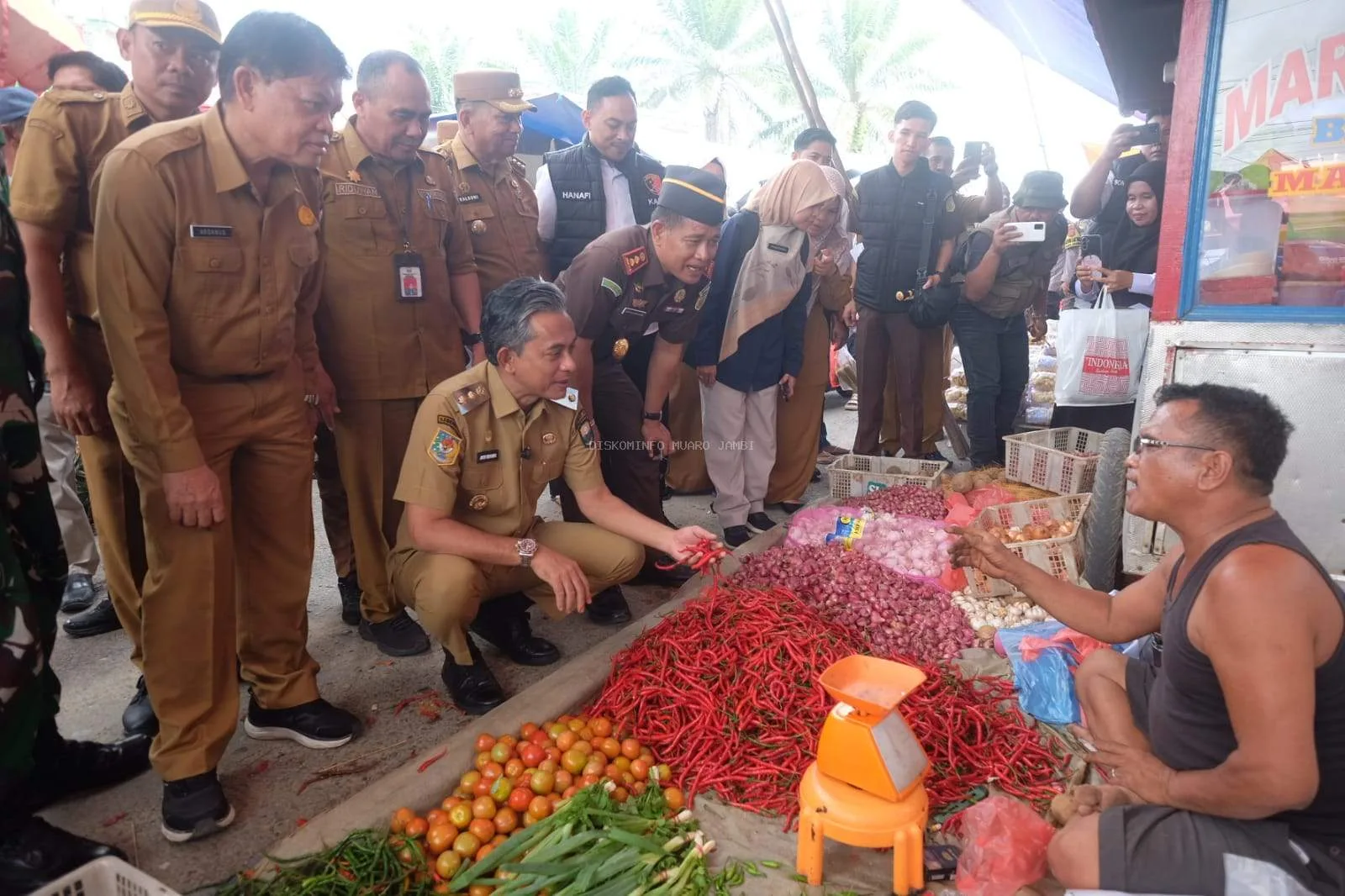 Wakil Bupati Muaro Jambi, Junaidi Mahir, melakukan inspeksi mendadak (sidak) ke Pasar Sengeti, Kecamatan Sekernan