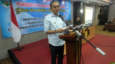 Wakil Bupati Muaro Jambi, Junaidi Mahir, secara resmi membuka Bimbingan Teknis (Bimtek) Pemutakhiran Data Pokok Pendidikan