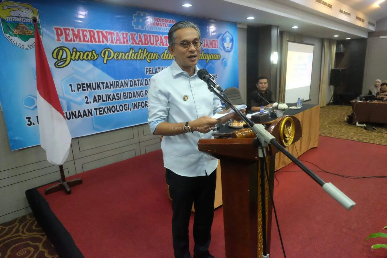 Wakil Bupati Muaro Jambi, Junaidi Mahir, secara resmi membuka Bimbingan Teknis (Bimtek) Pemutakhiran Data Pokok Pendidikan