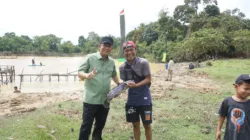 Bupati Muaro Jambi Buka Tradisi Bekarang di Danau Gatal, Tegaskan Komitmen Lestarikan Lubuk Larangan