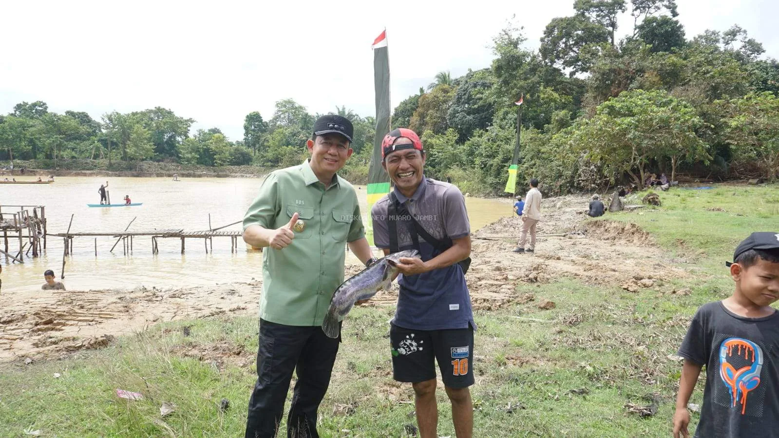 Bambang Bayu Suseno, secara resmi membuka kegiatan tradisi Bekarang di Danau Gatal, Lubuk Larangan Desa Pematang Jering, Kecamatan Jambi Luar Kota,