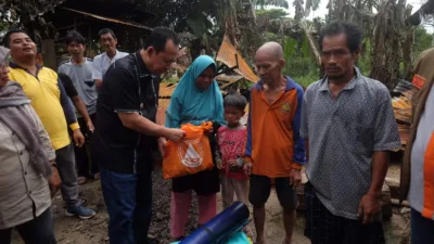Bupati Muaro Jambi, Bambang Bayu Suseno, memberikan semangat sekaligus menyerahkan langsung bantuan kepada korban musibah kebakaran di Desa Talang Kerinci, Kecamatan Sungai Gelam