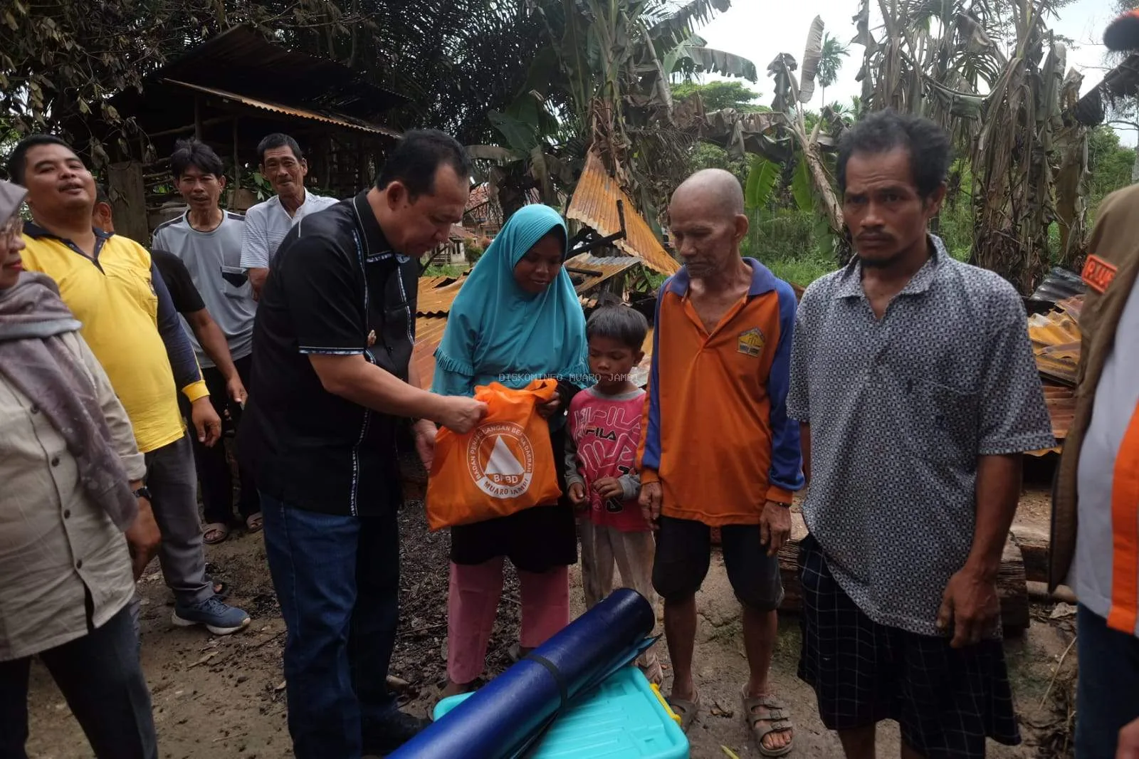 Bupati Muaro Jambi, Bambang Bayu Suseno, memberikan semangat sekaligus menyerahkan langsung bantuan kepada korban musibah kebakaran di Desa Talang Kerinci, Kecamatan Sungai Gelam