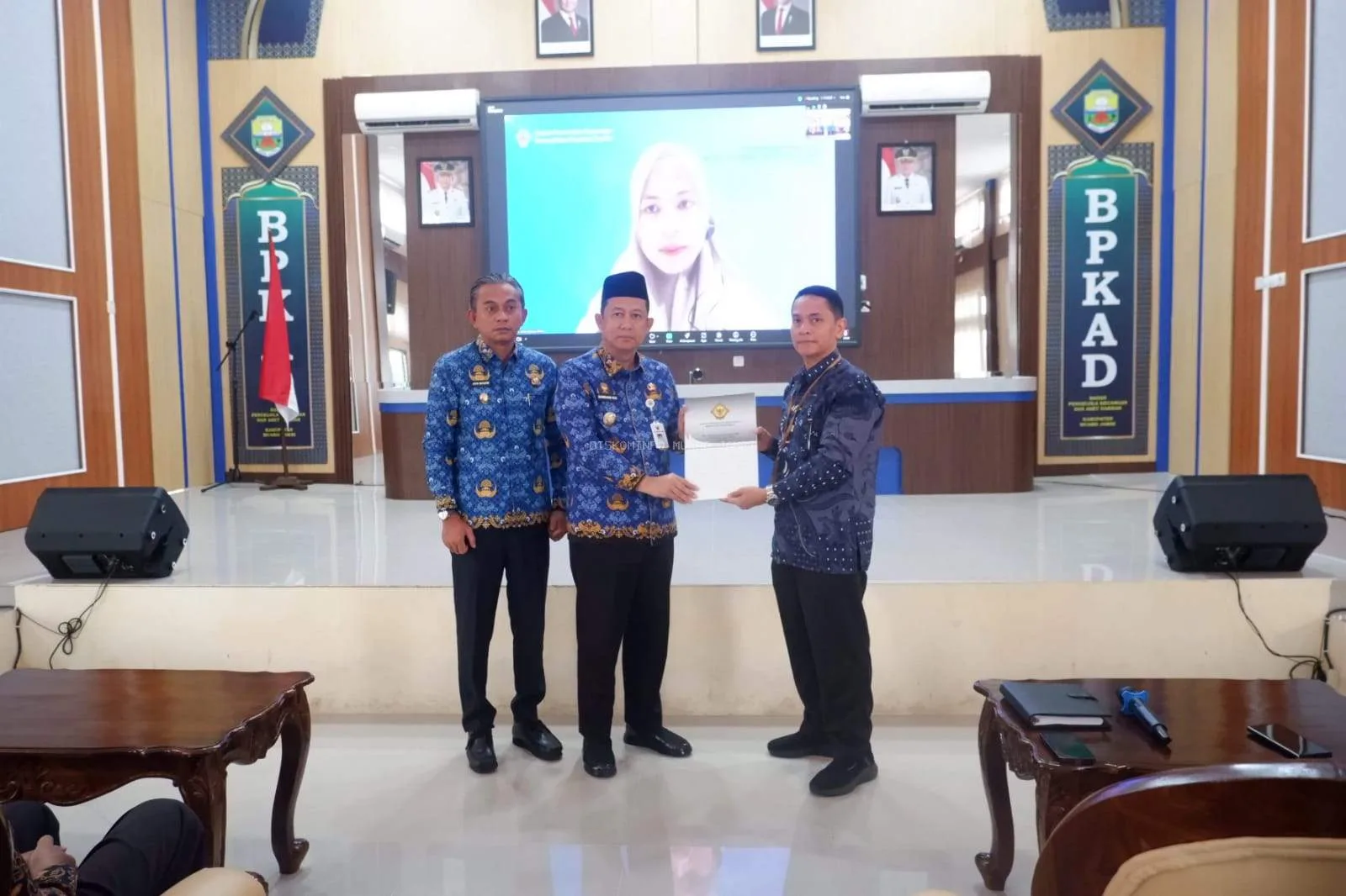 Pemerintah Kabupaten Muaro Jambi melaksanakan Entry Meeting bersama Badan Pemeriksa Keuangan (BPK) RI Perwakilan Provinsi Jambi secara daring melalui Zoom Meeting, bertempat di Gedung Pertemuan BPKAD Muaro Jambi, Bukit Cinto Kenang