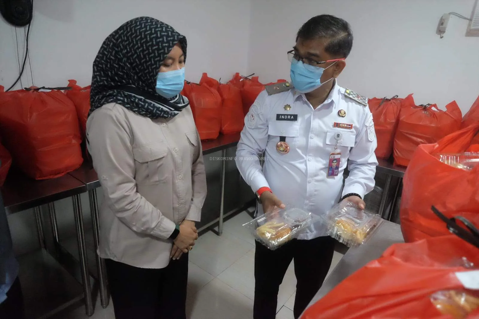 Asisten Pemerintahan dan Kesejahteraan Rakyat Setda Muaro Jambi, Drs. Indra Gunawan, MH., melakukan inspeksi mendadak (sidak) ke dapur Satuan Pelayanan Pemenuhan Gizi (SPPG) di tiga lokasi di Kecamatan Sungai Gelam,