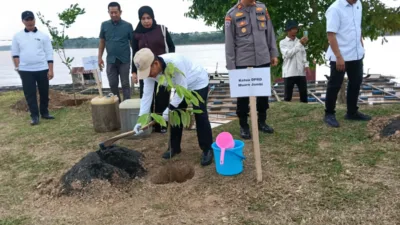 Wakili Ketua DPRD, Usman Halik Tanam Pohon Serentak Peringati HUT ke-69 Provinsi Jambi