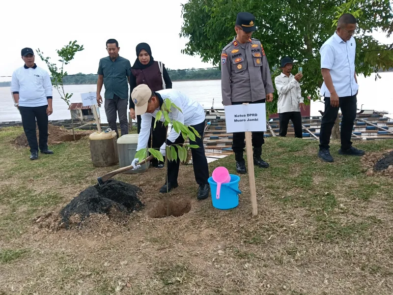 Usman Halik, mewakili Ketua DPRD Muaro Jambi mengikuti kegiatan penanaman pohon serentak dalam rangka memperingati Hari Ulang Tahun (HUT) ke-69 Provinsi Jambi Tahun 2026.