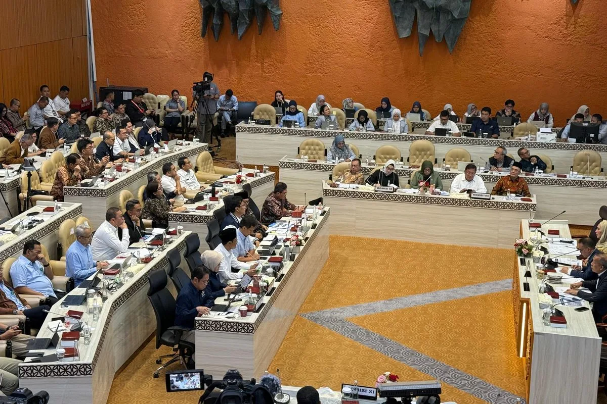 Polemik penonaktifan jutaan peserta BPJS Kesehatan segmen Penerima Bantuan Iuran (PBI) memasuki fase krusial. Dewan Perwakilan Rakyat (DPR) RI menggelar rapat konsultasi tingkat tinggi dengan jajaran pemerintah