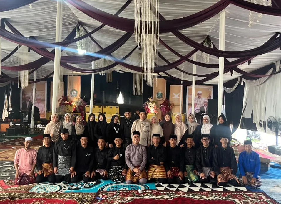 Prosesi wisuda santri yang berlangsung khidmat dan sarat makna, Sabtu (7/2/2026), di lingkungan Pondok Pesantren Qoryatulhuffazh, Kenali Asam Bawah, Kota Jambi.
