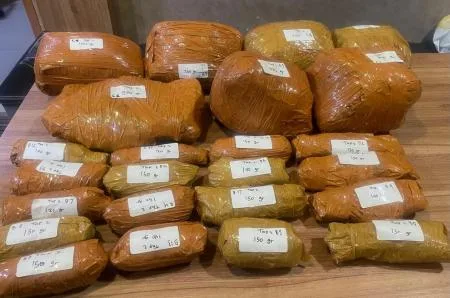 polisi menyita puluhan paket ganja siap edar yang disimpan di dalam kendaraan Daihatsu Xenia ( Dok Polda Metro Jaya ).