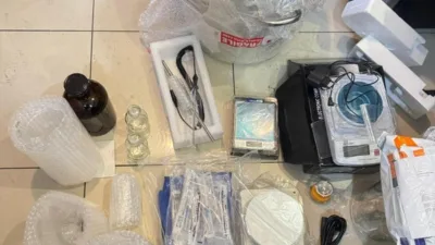 Polda Metro jaya menyita sejumlah barang bukti, di antaranya paket FedEx berisi 100 gram etomidate, satu kilogram bahan kimia SLS, serta berbagai peralatan laboratorium seperti tabung reaksi, timbangan digital, alat aduk, dan wadah berbahan stainless.