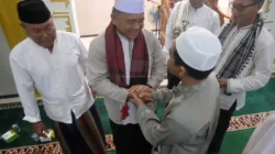 Sekda Muaro Jambi Budhi Hartono Safari Ramadhan di Kumpeh, Salurkan Bantuan untuk Masjid Al-Khoiriyah