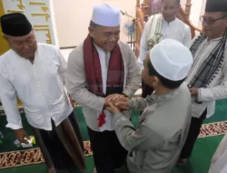 Sekda Muaro Jambi Budhi Hartono Safari Ramadhan di Kumpeh, Salurkan Bantuan untuk Masjid Al-Khoiriyah