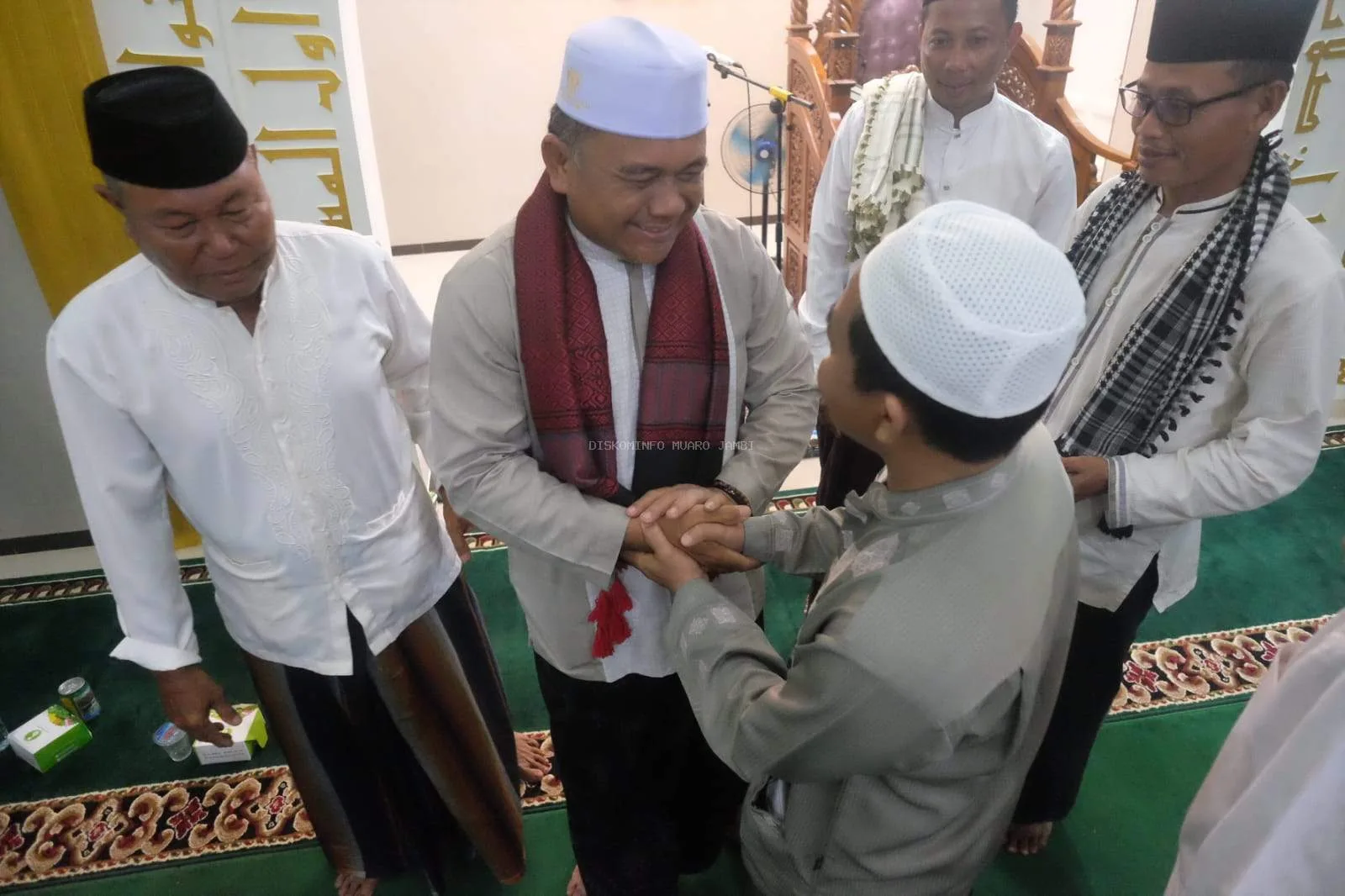 Sekretaris Daerah Kabupaten Muaro Jambi, Budhi Hartono, melaksanakan Safari Ramadhan 1447 H/2026 M di Masjid Al-Khoiriyah, Desa Gedong Karya, Kecamatan Kumpeh