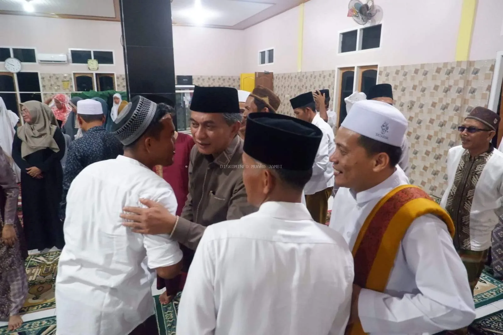 Wakil Bupati Kabupaten Muaro Jambi, Junaidi Mahir, melaksanakan kegiatan Safari Ramadhan 1447 H/2026 M di Masjid Raudhatus Sa’adah, Desa Danau Kedap, Kecamatan Maro Sebo