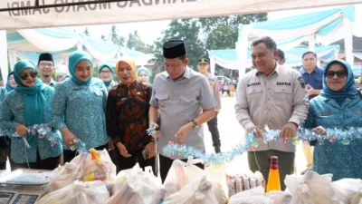 Bupati Muaro Jambi Dr. Bambang Bayu Suseno, SP., MM., M.Si., didampingi Ketua TP PKK Ririn Novianty, SE., secara resmi membuka pelaksanaan Gebyar Ramadan 1447 H/2026 M