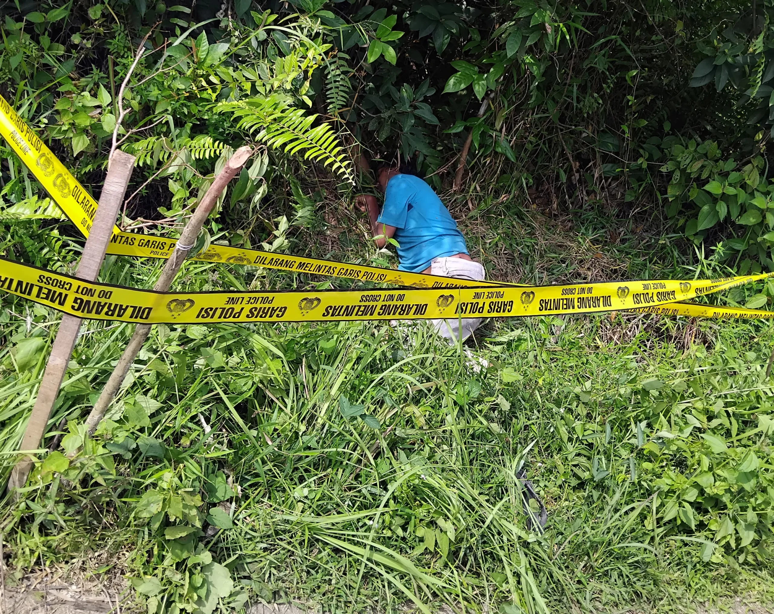 Suasana pagi di RT 16, Kelurahan Sengeti, Kecamatan Sekernan, mendadak berubah mencekam. Warga digegerkan oleh penemuan sesosok jasad pria yang tergeletak kaku di semak-semak pinggir jalan