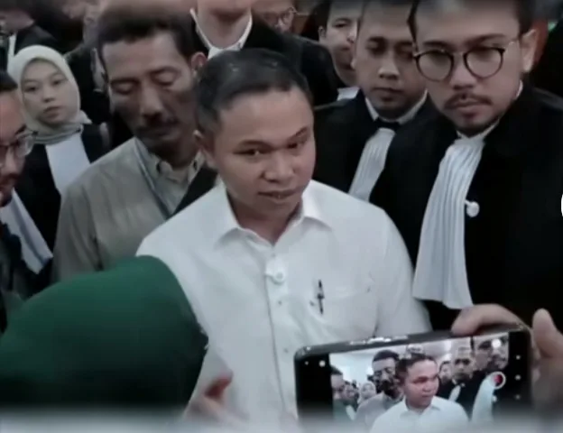 Mantan Gubernur Riau Abdul Wahid saat di wawancarai Wartawan secara terbuka mempertanyakan sejumlah narasi yang sebelumnya digembar-gemborkan saat konferensi pers, namun justru tak muncul dalam dakwaan resmi di pengadilan