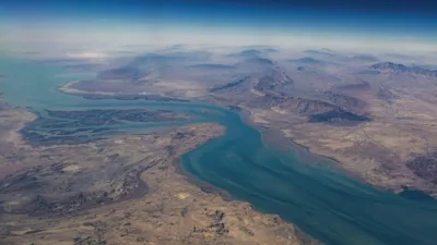 Selat Hormuz, jalur laut strategis yang menjadi urat nadi pasokan energi global, kini ditutup sepenuhnya oleh Iran menyusul kenaikan ketegangan militer di kawasan Timur Tengah.