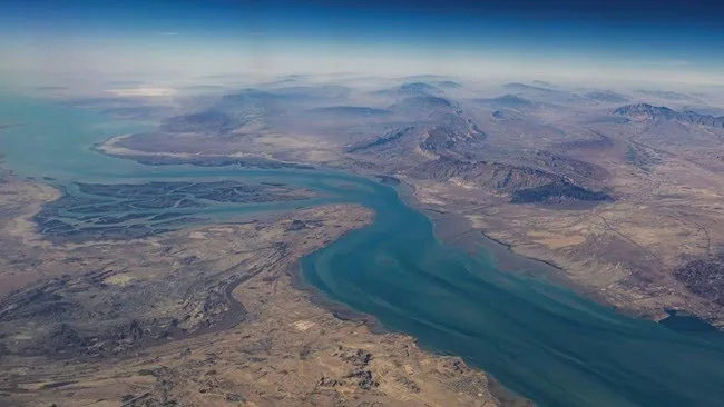 Selat Hormuz, jalur laut strategis yang menjadi urat nadi pasokan energi global, kini ditutup sepenuhnya oleh Iran menyusul kenaikan ketegangan militer di kawasan Timur Tengah.