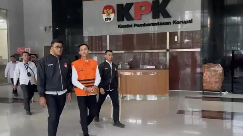 Lembaga antirasuah menahan seorang ajudan gubernur berinisial Marjani yang diduga memiliki peran sentral dalam aliran dana ilegal tersebut.