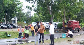 Bupati Bambang Bayu Suseno menegaskan bahwa kegiatan gotong royong ini bukan sekadar membersihkan lingkungan kantor, melainkan bentuk implementasi nilai kebersamaan yang ditekankan oleh Presiden.