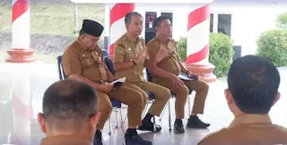 Wakil Bupati Muaro Jambi, Junaidi Mahir, didampingi Sekretaris Daerah (Sekda) Budhi Hartono, memimpin langsung rapat pemantapan yang digelar di Pendopo Kantor Bupati