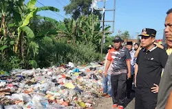 Bau Sampah Ganggu SMPN 7, Bupati Muaro Jambi Turun Langsung Bersihkan TPS Ilegal di Mendalo Darat