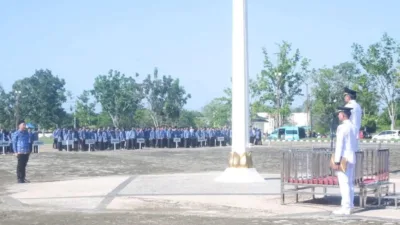 Wakil Bupati Muaro Jambi, Junaidi Mahir, memimpin upacara peringatan Hari Otonomi Daerah ke-30 tingkat Kabupaten Muaro Jambi yang berlangsung khidmat di lapangan utama Kantor Bupati