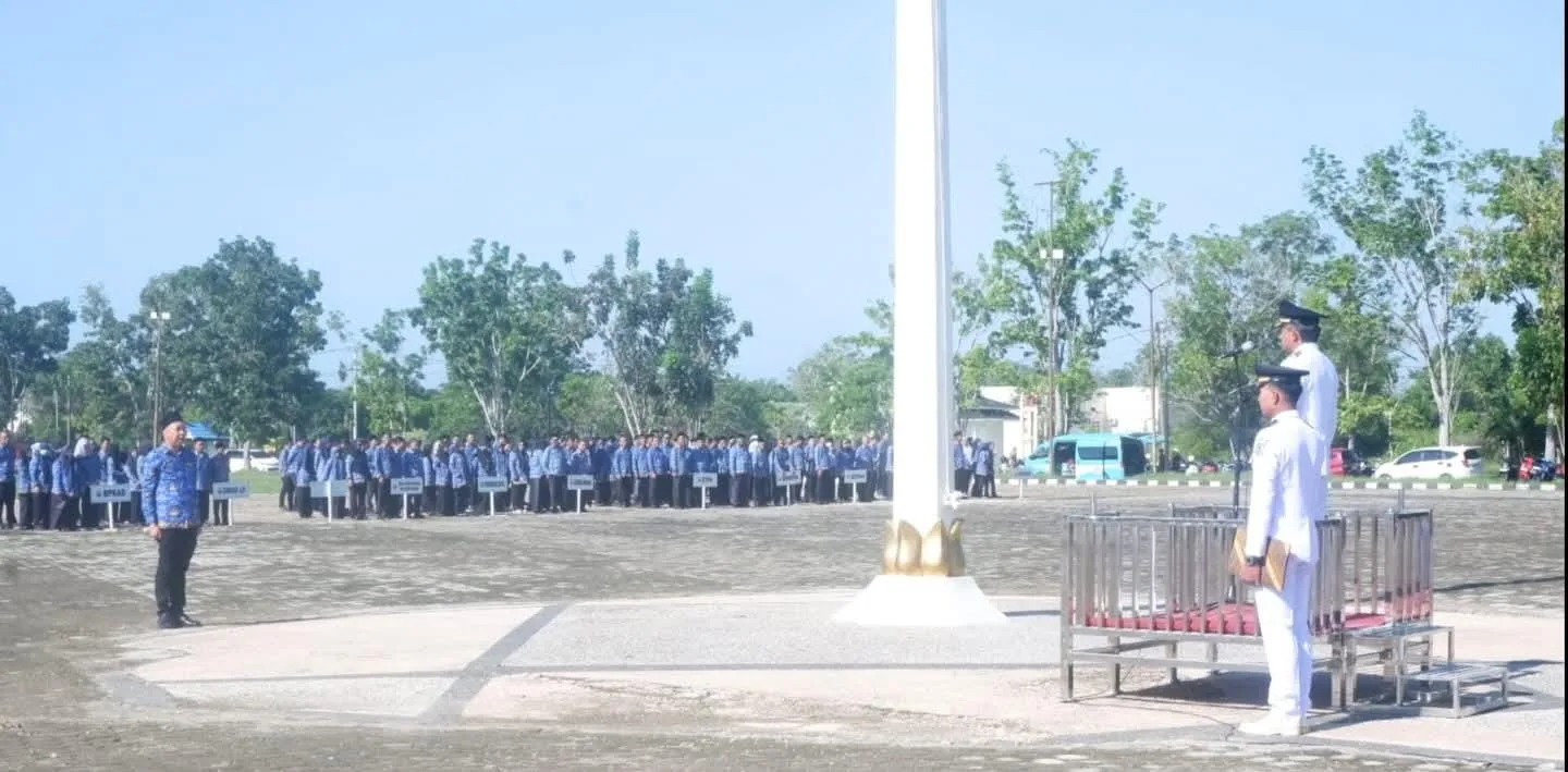 Wakil Bupati Muaro Jambi, Junaidi Mahir, memimpin upacara peringatan Hari Otonomi Daerah ke-30 tingkat Kabupaten Muaro Jambi yang berlangsung khidmat di lapangan utama Kantor Bupati